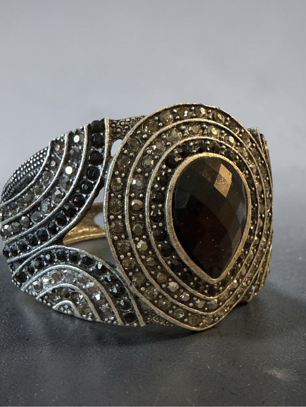 Vintage Hinged Silver-Tone Cuff Bracelet – Smoky Black Teardrop Stone